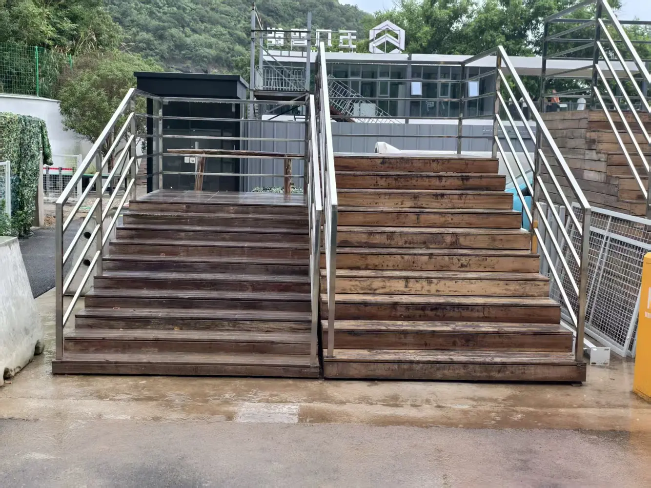 三联木质楼梯平台现场实拍